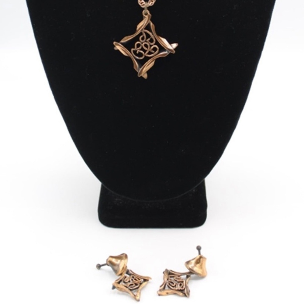 VINTAGE COPPER TONE JEWELRY SET 15” necklace w/ pendant‎ & matching earrings